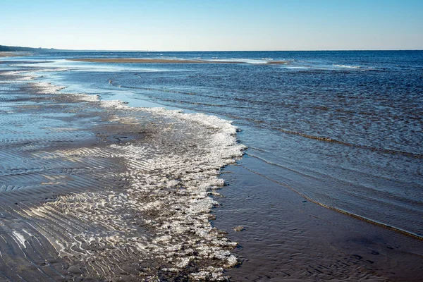 Playa de arena vacía junto al mar — Foto de Stock