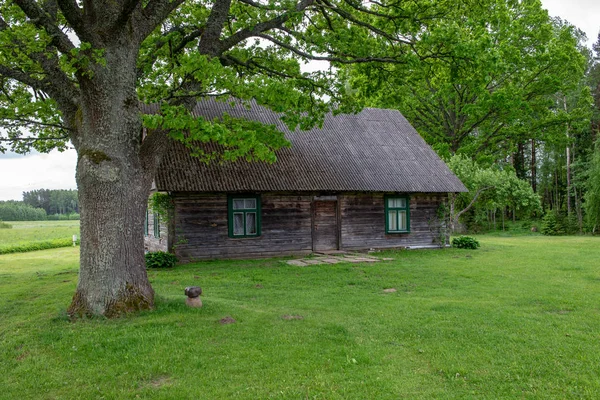 Detalhes da velha casa de madeira no campo — Fotografia de Stock