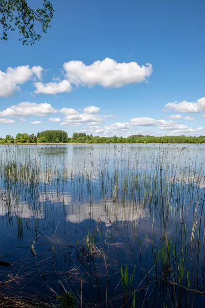 Cielo azul y reflejos de nubes en el lago de campo en verano ingenio — Foto de Stock