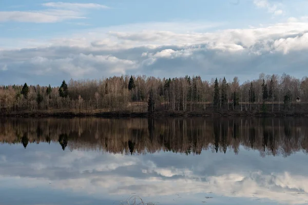 Paesaggio lungo il fiume in latvia con acqua scura e riva sporca li — Foto Stock