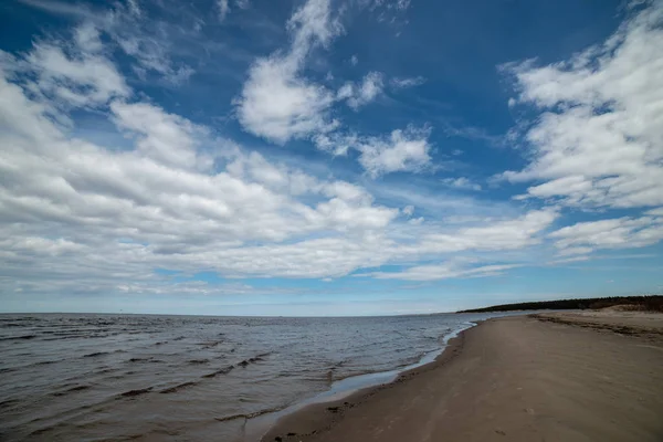 Pusta piaszczysta plaża nad morzem — Zdjęcie stockowe