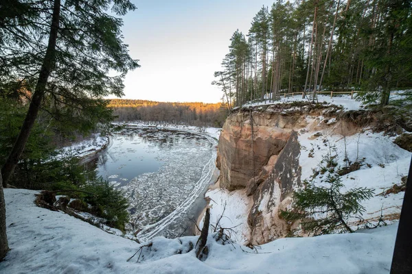Río de gauja en latvia en invierno con bloques de hielo flotantes — Foto de Stock