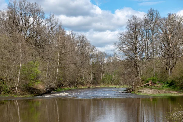 Landschap van de rivier in Letland met donkere water en vuil oever li — Stockfoto