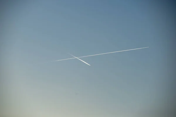 Avión Dejando Rastro Humo Cielo Azul — Foto de Stock
