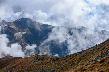 Turizm güneşli yaz gün yürüyüş parkurları ile Tatra rosky Dağ doruklarına. Slovakya