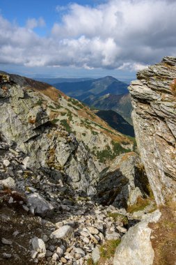 Turizm güneşli yaz gün yürüyüş parkurları ile Tatra rosky Dağ doruklarına. Slovakya