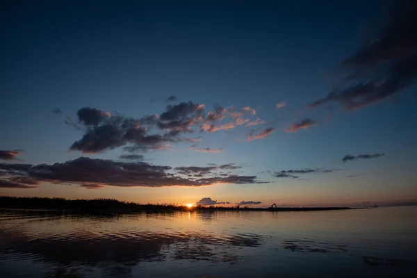 Lago Calmo Luz Solar Brilhante Com Reflexos Nuvens Árvores Céu — Fotografia de Stock