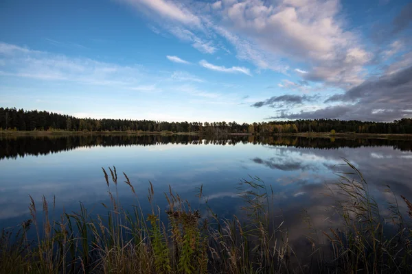 Rustig Lake Felle Zonlicht Met Reflecties Van Wolken Bomen Blauwe — Stockfoto