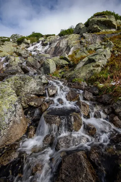 Fiume Roccioso Montagna Veloce Nella Foresta Con Cascata Autunno — Foto Stock