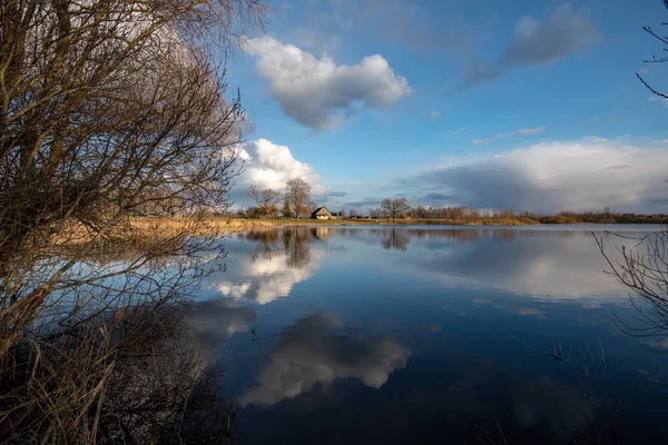 Rustig Lake Felle Zonlicht Met Reflecties Van Wolken Bomen Blauwe — Stockfoto