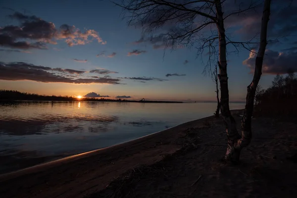 Lac Calme Sous Soleil Éclatant Avec Des Reflets Nuages Arbres — Photo