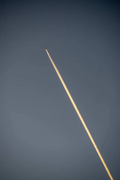 青い空に煙の道を残す飛行機 — ストック写真