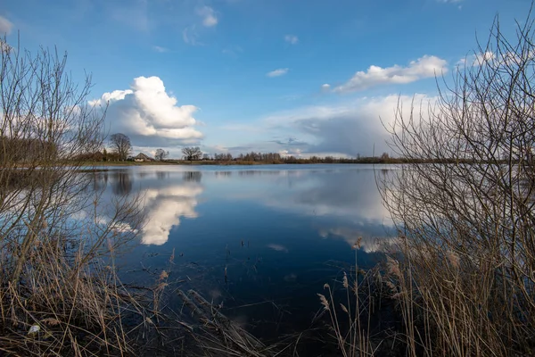 Lago Calmo Luce Solare Brillante Con Riflessi Nuvole Alberi Cielo — Foto Stock