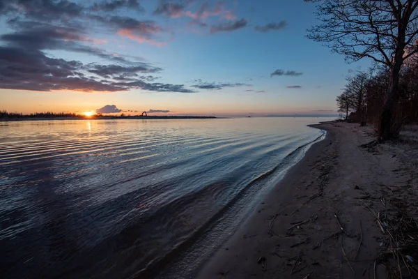 Lago Calmo Luce Solare Brillante Con Riflessi Nuvole Alberi Cielo — Foto Stock