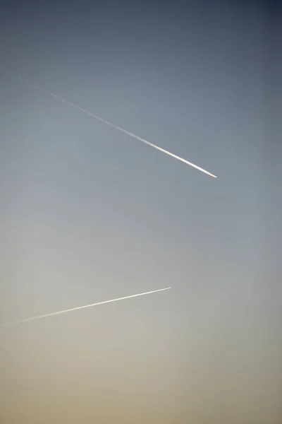 青い空に煙の道を残す飛行機 — ストック写真