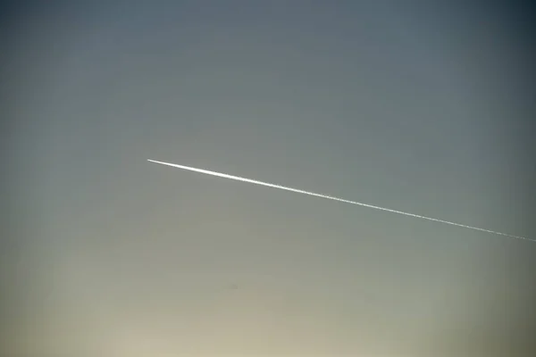 Літак Залишає Димовий Слід Блакитному Небі — стокове фото