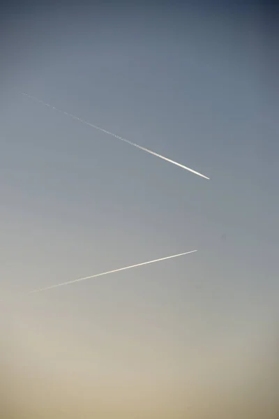 Avión Dejando Rastro Humo Cielo Azul — Foto de Stock