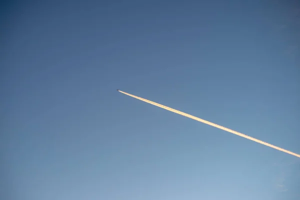 Avion Laissant Traîner Fumée Dans Ciel Bleu — Photo