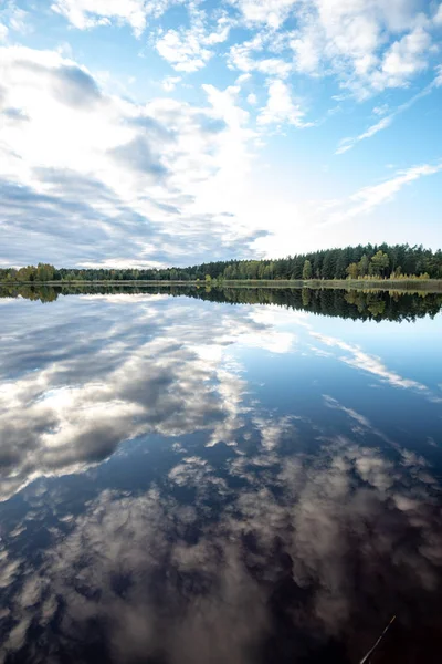 Спокійне Озеро Яскравому Сонячному Світлі Відображенням Хмар Дерев Блакитного Неба — стокове фото