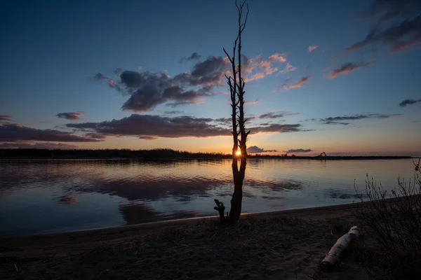 Lac Calme Sous Soleil Éclatant Avec Des Reflets Nuages Arbres — Photo