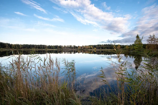 Rustig Lake Felle Zonlicht Met Reflecties Van Wolken Bomen Blauwe — Stockfoto