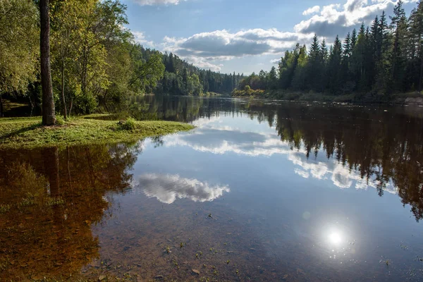 Spokojne Jezioro Jasnym Świetle Słońca Refleksje Chmury Drzewa Błękitne Niebo — Zdjęcie stockowe