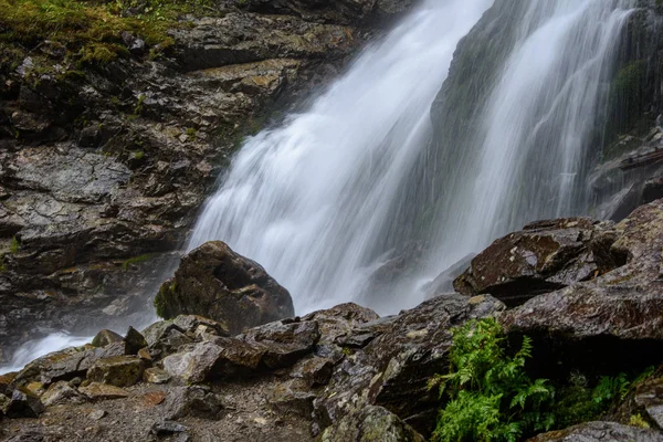 Horských Skalnatých Řeka Lese Vodopádem Podzim — Stock fotografie