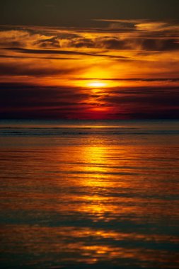 hiçbir Rüzgar göl kenarında sakin gün batımı