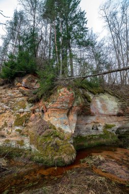 kumtaşı kayalıklarla doğal mağaraları ile 
