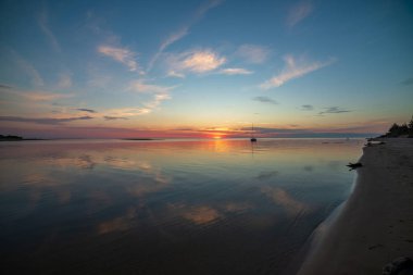 hiçbir Rüzgar göl kenarında sakin gün batımı
