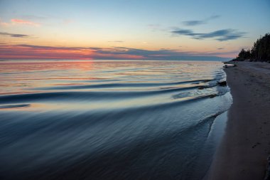 hiçbir Rüzgar göl kenarında sakin gün batımı