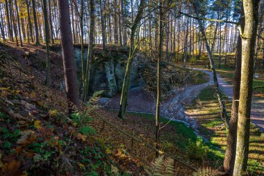 kumtaşı kayalıklarla doğal mağaraları ile 