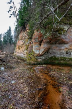 kumtaşı kayalıklarla doğal mağaraları ile 