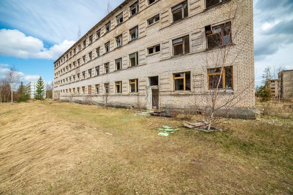 Verlaten militaire gebouwen in de stad van de Skrunda in Letland — Stockfoto