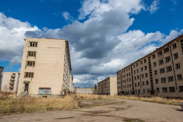 Edificios militares abandonados en la ciudad de Skrunda en Letonia — Foto de Stock