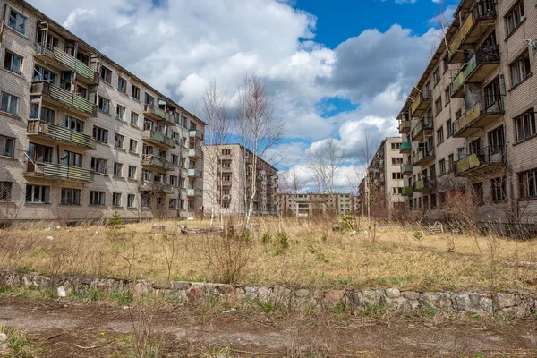 Verlaten militaire gebouwen in de stad van de Skrunda in Letland — Stockfoto