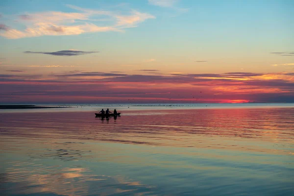 Calmo tramonto senza vento sul lago — Foto Stock