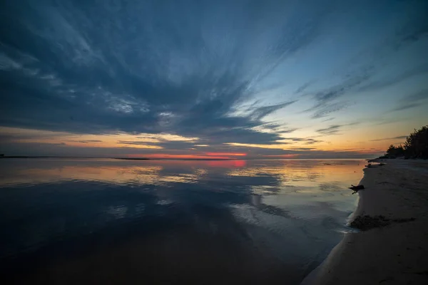 Kalm zonsondergang met geen wind op het meer — Stockfoto