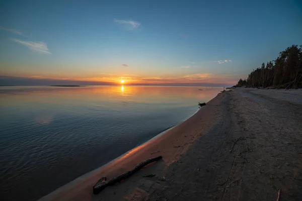 Lugn solnedgång med ingen vind på sjön — Stockfoto