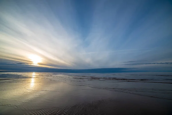 Ruhiger Morgen im Sommer am Strand — Stockfoto