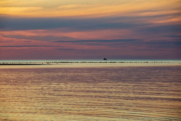 Coucher de soleil calme sans vent sur le lac — Photo