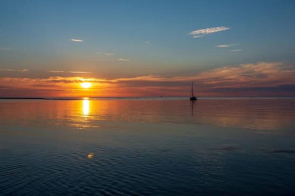 Kalm zonsondergang met geen wind op het meer — Stockfoto