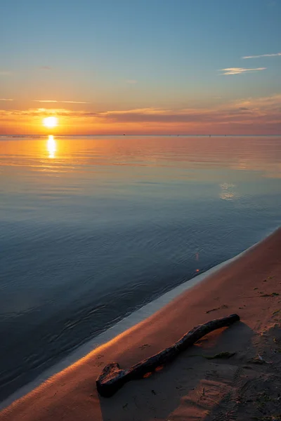 湖の風のない穏やかな夕日 — ストック写真