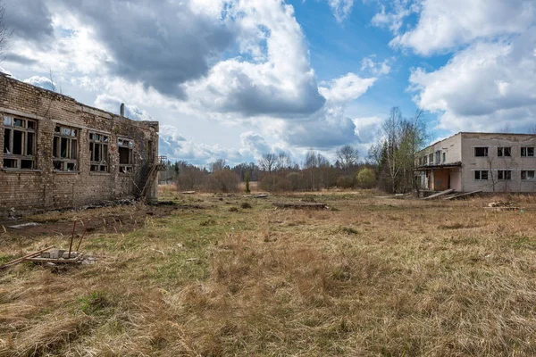Opuszczone budynki wojskowe w mieście Skrunda na Łotwie — Zdjęcie stockowe