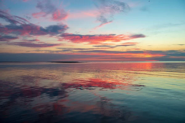 Hiçbir Rüzgar göl kenarında sakin gün batımı — Stok fotoğraf