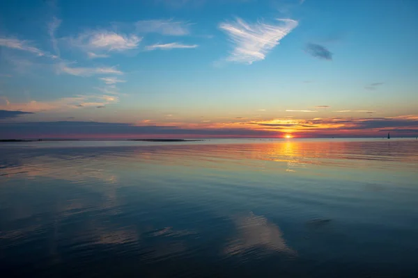 Kalm zonsondergang met geen wind op het meer — Stockfoto