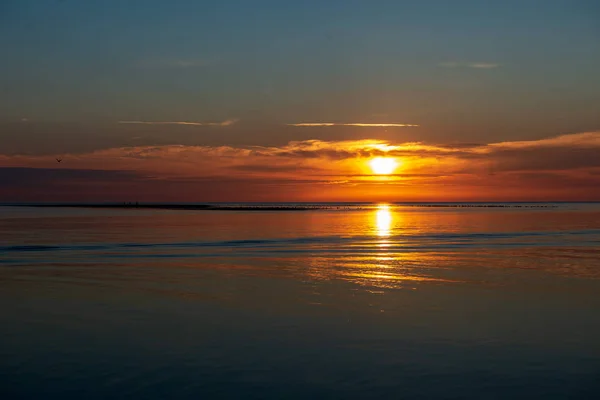 Calmo tramonto senza vento sul lago — Foto Stock