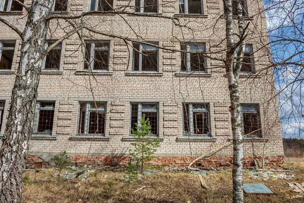 Edificios militares abandonados en la ciudad de Skrunda en Letonia — Foto de Stock