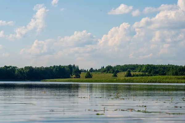 Coucher de soleil calme sans vent sur le lac — Photo