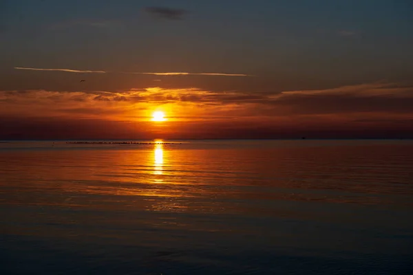 Kalm zonsondergang met geen wind op het meer — Stockfoto